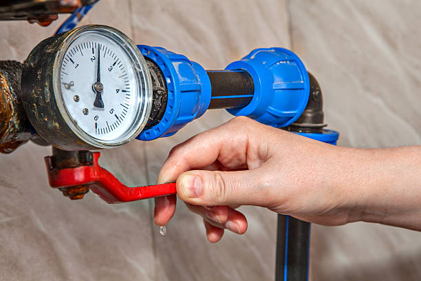Water gauge pressure, hand shut off main valve, close-up. - 2nd Wind HVAC A licensed plumber conducting a water pressure assessment in Columbia, SC